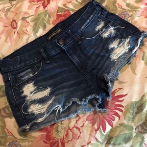 ABERCROMBIE & FITCH Size 26” W x 2” L Distressed Cut-Off Denim Shorts SEXY EUC